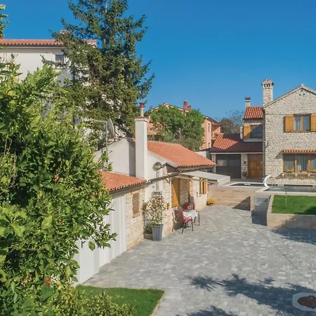 Five Bedroom Holiday In *