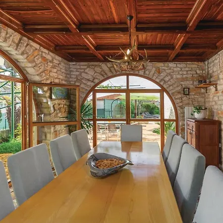 Five Bedroom Holiday In Medulin