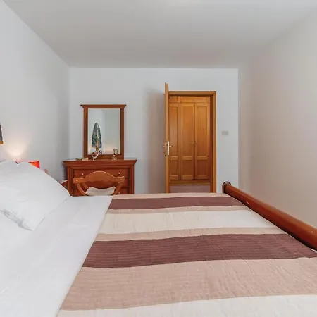 Five Bedroom Holiday In Medulin