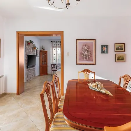Five Bedroom Holiday In