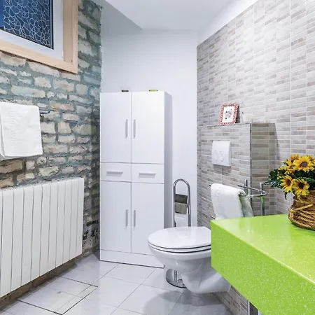 Five Bedroom Holiday In Vikendica