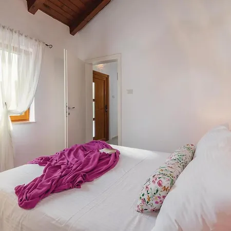 Five Bedroom Holiday In Medulin